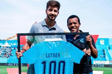 Lutiger recibió camiseta conmemorativa por sus 100 partidos con el club