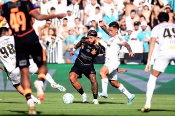 Carrillo fue titular en el empate de Corinthians ante Santos por el Brasileirao