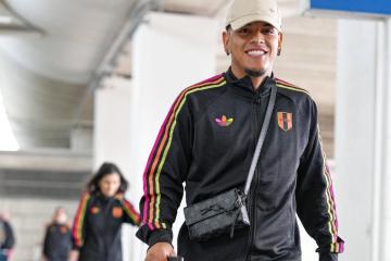 (FOTOS) Selección peruana llegó a París para amistoso