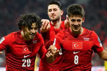Turquía venció a Rumania y quedó a un triunfo del Mundial