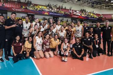 Universitario pegó primero ante Regatas en los cuartos de final