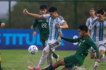 Argentina sacó su boleto para el Mundial Sub 17. El elenco albiceleste igualó 1-1 ante Bolivia por la última jornada del Grupo B del Sudamericano Sub 17 y consiguió su clasificación a semifinales y a la cita mundialista.  Fue Salinas a los 48’ el que rompió el cero y le dio la ventaja al combinado argentino que necesitaba ganar para depender de sí mismo.  La reacción de Bolivia llegó a los 86’ por medio de Nacif que mantuvo la ilusión de la ‘Verde’ que también tenía chances de avanzar, pero finalmente los d