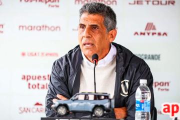 Barco: “El técnico es Araujo, eso de interinato en el fútbol no existe”