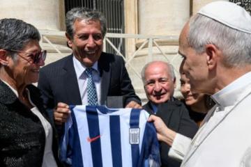 César Cueto le hizo llegar la camiseta de Alianza al Papa León XIV
