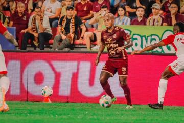 Atención Universitario: Tolima igualó 2-2 ante Ind. Santa FeEn encuentro válido por la jornada 10 del Apertura de Colombia, Deportes Tolima empató 2-2 frente a Independiente Santa Fe.  El conjunto local abrió el marcador con tanto de González a los 5'; sin embargo, los 'Cardenales' le dieron vuelta con goles de Rodallega (19') y Fernández (40').  En la segunda mitad, Torres Patiño (74') empató el encuentro; sin embargo, Tolima se quedó con un hombre menos por la expulsión de Pedrozo.  Sobre los 93', el VAR