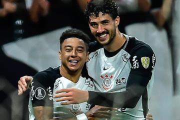 Con Carrillo, Corinthians superó 2-0 a Peñarol