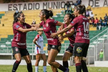 (VIDEO) ¡Su primera vez! UNSAAC venció a Mannucci en la Liga Femenina