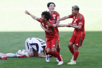 Peruano Shimabuku lideró victoria de Albirex Niigata con gol y asistencia