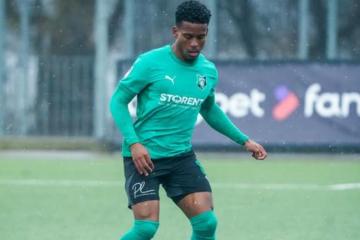 Sebastián Aranda fue expulsado en la caída de FK Auda ante Riga FC