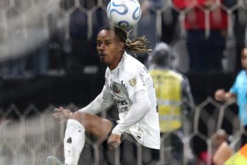 Carrillo ingresó en derrota de Corinthians en la Libertadores