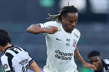 Carrillo ingresó en triunfo de Corinthians ante Gremio