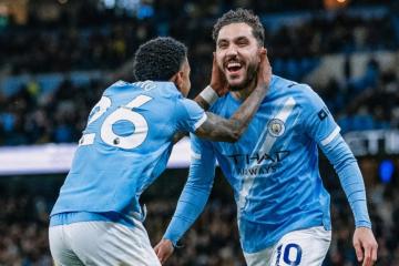Manchester City goleó y no se rinde en la lucha por el título