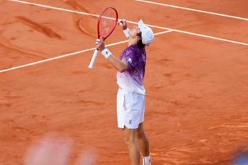 ¡Partidazo! Joao Fonseca remontó y venció a Novak Djokovic en Roland Garros
