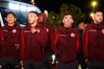 Hinchas de Universitario realizaron banderazo en Montevideo