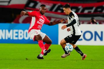 Corinthians, con Carrillo, puso un pie en octavos de la Libertadores