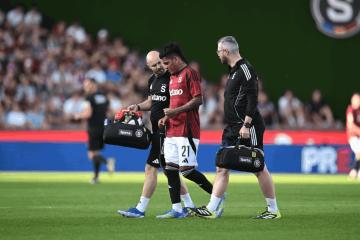 Joao Grimaldo salió lesionado en triunfo del Sparta Praga en la liga checa