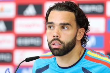 Raya: "La portería está en buenas manos juegue quien juegue"