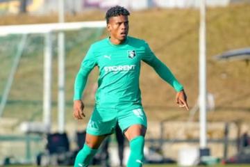 Sebastián Aranda sumó minutos en el empate de Auda ante el líder RFS