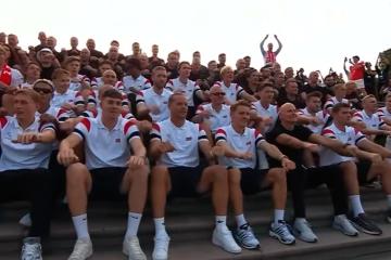 (VIDEO) ¡El último remo vikingo! Hinchas recibieron por todo lo alto a plantel noruego