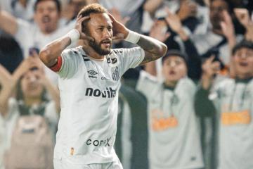 Neymar anotó doblete en empate de Santos