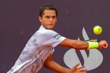 ¡No pudo avanzar a la final! El tenista Juan Pablo Varillas perdió frente al favorito Nicolás Mejía en casi tres horas de juego.  En la previa, el 'cafetero', número 165° ATP partía como el principal candidato a ganar el título y hoy dio muestras de ello ante un combativo tenista peruano.  En el primer set, Mejía ganó por 6-4 y en el segundo set, el local lo ganaba por 5-4, tenía dos puntos de partido, pero Varillas remontó y sorprendió al quedarse con el triunfo por 5-7. Finalmente, en el tercer parcial, '
