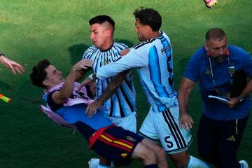 Ibrahimovic: “Si hubiera estado allí, le habría dado un cabezazo a Paredes”