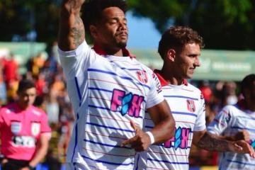 Marco Saravia debutó con Progreso en derrota ante Central Española