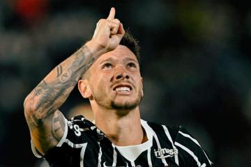 Carrillo ingresó en el triunfo de Corinthians ante Bragantino por el Brasileirao