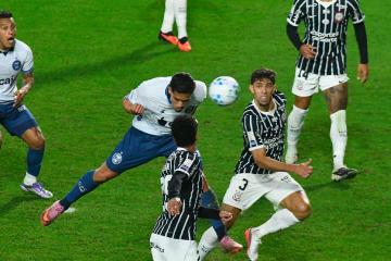 Con Carrillo, Corinthians cayó 2-1 ante Coritiba por el Brasileirao