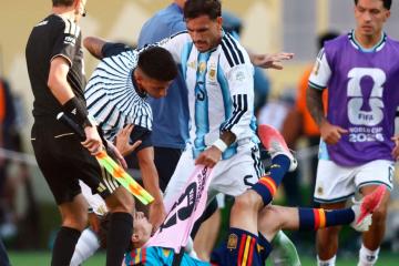 La FIFA modificó las condiciones para que cuatro integrantes de la Selección Argentina cumplan las sanciones impuestas tras los incidentes protagonizados durante el Mundial 2026. De esta manera, Leandro Paredes, Nahuel Molina, Thiago Almada y Roberto Ayala podrán empezar a purgar sus castigos en los próximos amistosos de la Albiceleste.  La medida responde al pedido presentado por la Asociación del Fútbol Argentino (AFA), que solicitó revisar las condiciones de las suspensiones. Ahora, Paredes, Molina, Alma