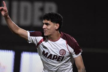 Lanús goleó a Deportivo Riestra