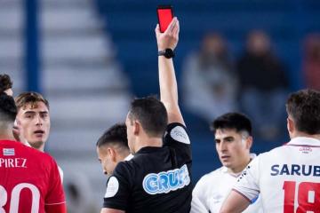 ¡Adiós a las cartulinas! Uruguay estrenó tarjetas electrónicas en el fútbol