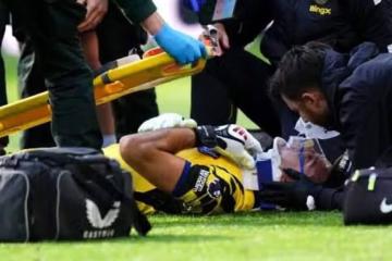 (VIDEO) 'Dibu' Martínez encendió las alarmas tras sufrir un duro golpe ante Everton