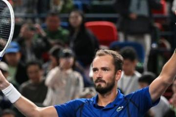 Medvédev superó a Tsitsipas y avanzó a cuartos del Masters 1000 de Shanghái
