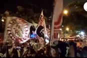 (VIDEO) ¡Aliento crema! Hinchas de Universitario realizaron banderazo en concentración del equipo