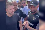 (VIDEO) Barra de Atlético Mineiro encaró a ‘Chacho’ Coudet por mal momento