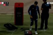 (VIDEO) Se volvió loco: Abreu golpeó y se trajo abajo el VAR