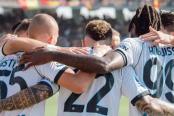 Nápoli goleó por 4-0 a Lecce y no le pierde de vista a los líderes, Inter y Milan