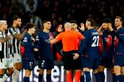 Medios ingleses escandalizados por arbitraje del partido entre PSG - Newcastle