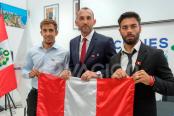 El delantero de Alianza Lima Hernán Barcos se mostró emocionado al recibir su título de nacionalidad peruana y dijo que, dejando el fanatismo de lado, él y se siente respetado en el Perú.  "Estoy muy emocionado y feliz porque junto a nuestra familia estuvimos buscando la posibilidad de ser peruano, no solo por el fútbol y lo que puedo dejar en tema al deporte sino más esto va más allá porque mi intención es dejar mi granito de arena para ayudar a crecer a las personas en la sociedad", dijo Barcos.  Luego, e