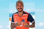 Paolo Guerrero ya posa con la camiseta de César Vallejo