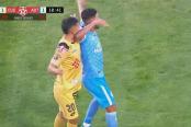 (VIDEO) Edson Aubert se fue a las duchas tras agredir a André Vásquez