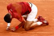 Novak Djokovic será operado en París tras sufrir lesión del menisco de la rodilla