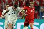 Dinamarca empató con Serbia y clasificó a los octavos de final de insólita manera