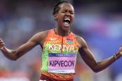 (VIDEO) Keniana Kipyegon se coronó tricampeona olímpico en 1500 metros e impuso nuevo récord