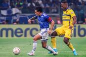 (VIDEO) Mira qué dijo el VAR en la expulsión de Advíncula ante Cruzeiro