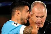 ¡Con la pierna en alto! Suárez arremetió contra Marcelo Bielsa
