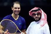 De lujo: Rafael Nadal recibió una raqueta de oro en el Six Kings Slam