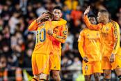 (VIDEO) Con diez, Real Madrid le remontó a Valencia y tomó la punta en España