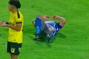 Tras conseguir el boleto a octavos de final de la Copa Ecuador, el volante peruano Christian Cueva encendió las alarmas en Emelec luego de terminar sentido el encuentro.   'Aladino' sintió una molestia en los minutos finales del cotejo, sin embargo al no tener cambios, se decidió que permanezca en la cancha. Luego en su club se impuso en la tanda de penales.  Tras el cotejo, el propio Cueva confesó que sintió un tirón y que se haría los exámenes necesarios.  Según trascendió en la prensa ecuatoriana, el jug